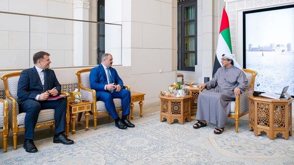 منصور بن زايد يستقبل المبعوث الخاص لرئيس جمهورية بيلاروسيا إلى الشرق الأوسط