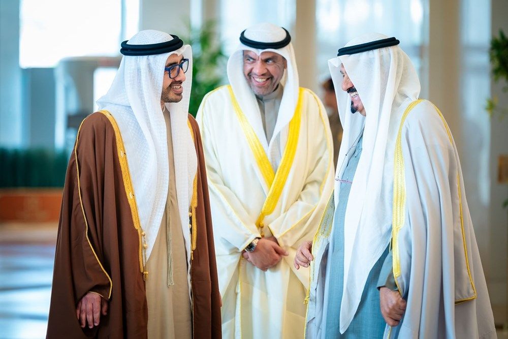 عبدالله بن زايد يلتقي رئيس الوزراء الكويتي ويبحثان العلاقات الأخوية بين البلدين