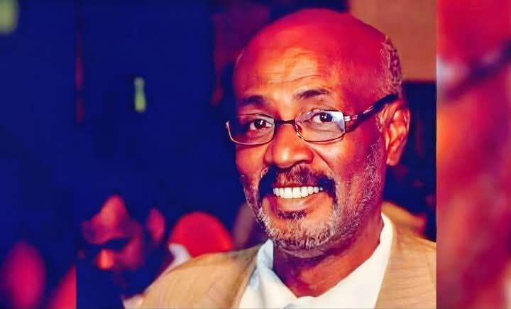 شاهد بالفيديو.. بعد تعرضه لأزمة صحية.. الصحفي الشهير بابكر سلك يوجه رسالة لشعب المريخ ويمازح “الهلالاب” من داخل المستشفى: (جاي أقفل ليكم جان كلود ونأخد كرت أحمر أنا وهو)