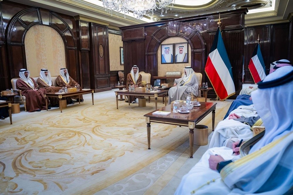 عبدالله بن زايد يلتقي رئيس الوزراء الكويتي ويبحثان العلاقات الأخوية بين البلدين