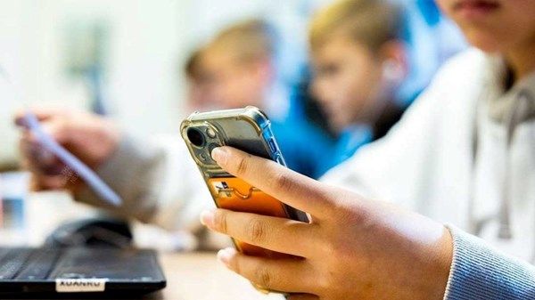 السويد تنوي حظر الهواتف المحمولة في المدارس