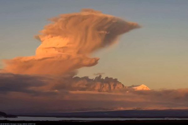 بركان يقذف رماداً بارتفاع آلاف الأمتار في أقصى الشرق الروسي