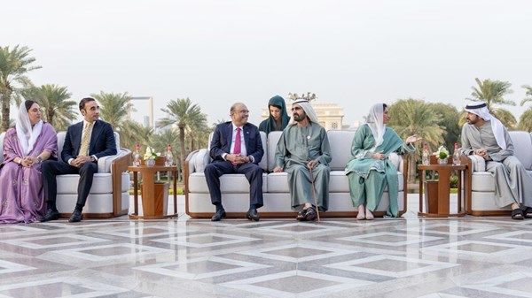 محمد بن راشد يلتقي الرئيس الباكستاني