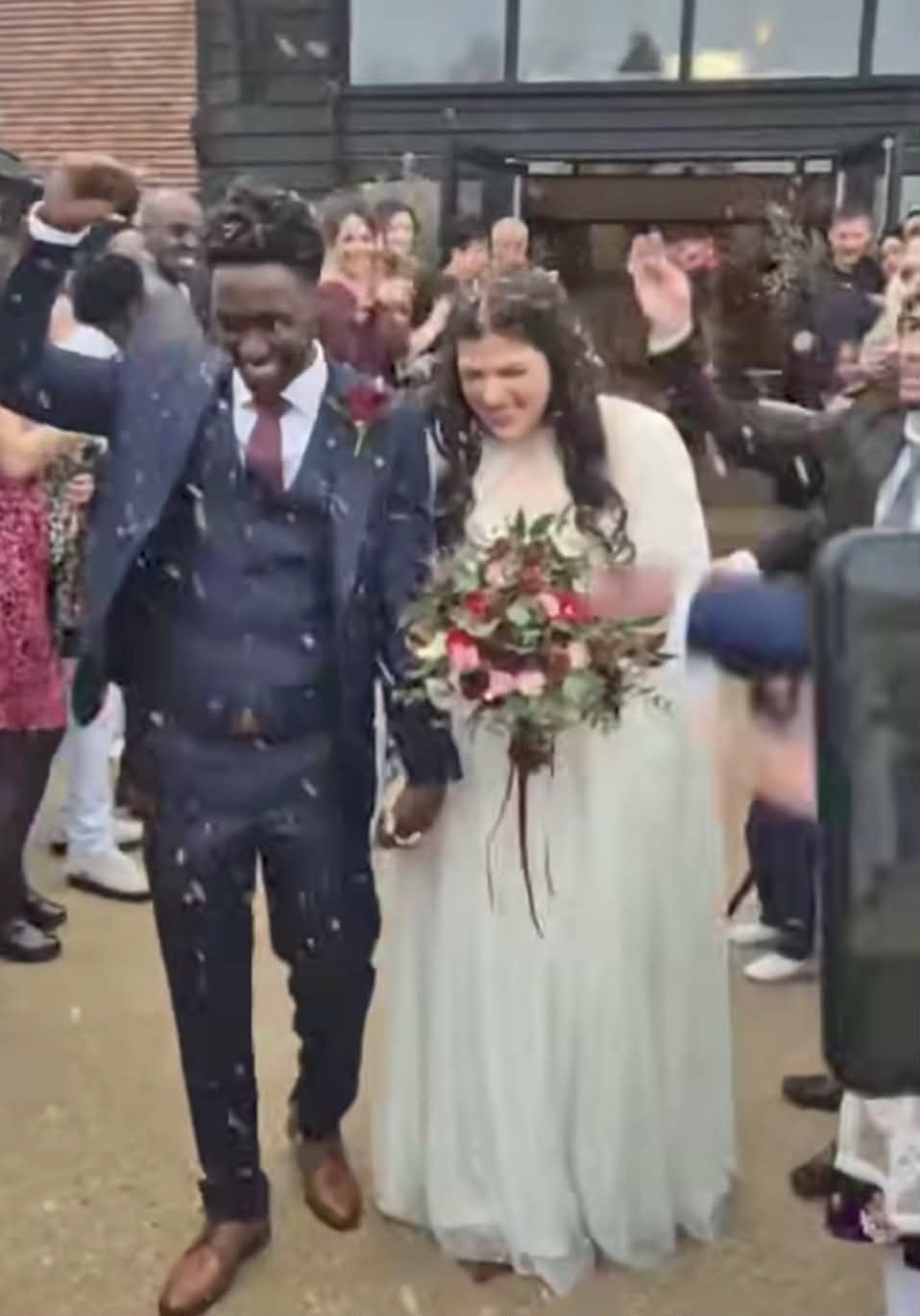 شاهد بالصور والفيديو.. في حفل زواج أسطوري.. شاب “سوداني” يتزوج من حسناء “كرواتية” بحضور أسرتها وأصدقائه والجمهور: (رفعت رأس كل الجنقو وبقينا نسابة الأسطورة مودريتش)