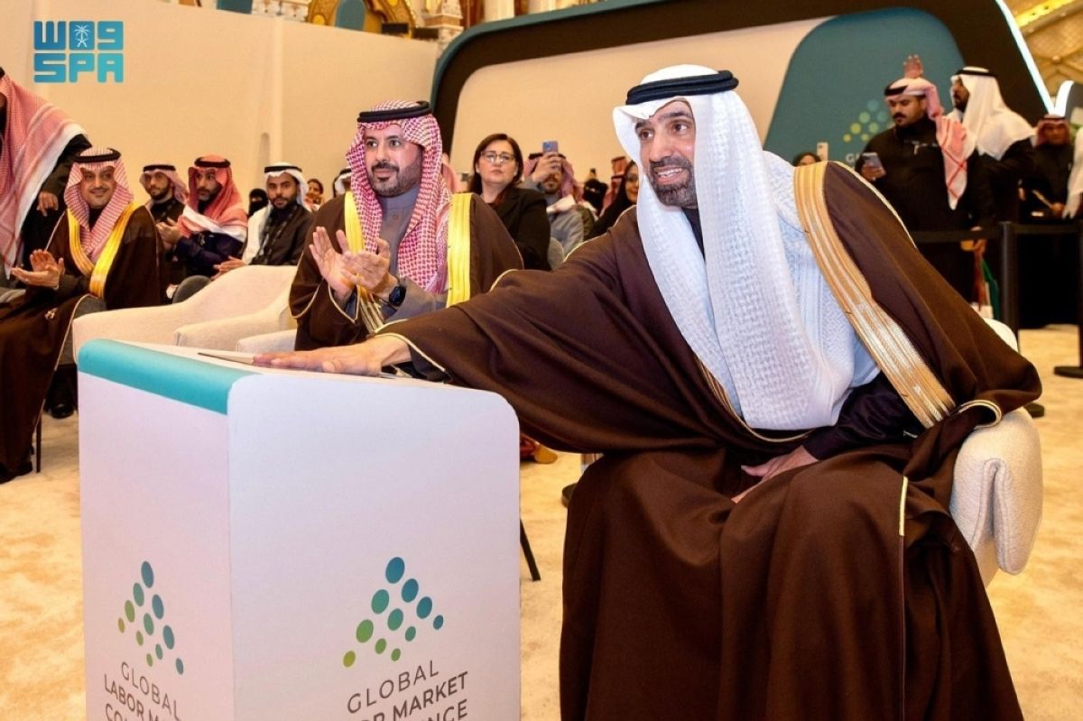 وزير الموارد البشرية 
يدشن مبادرة الإرشاد المهني الشامل