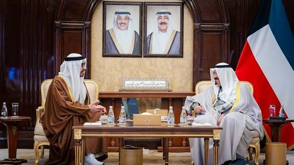 عبدالله بن زايد يلتقي رئيس الوزراء الكويتي ويبحثان العلاقات الأخوية بين البلدين