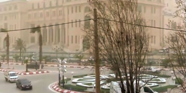 الجزائر تعلق الدراسة ليومين بسبب التقلبات الجوية