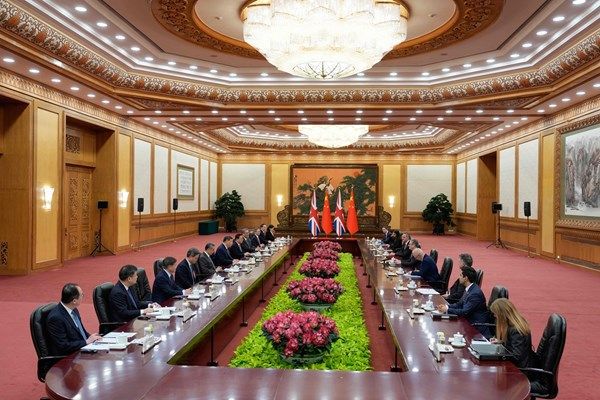 الرئيس الصيني يستقبل رئيس الوزراء البريطاني في بكين