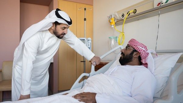 حمدان بن زايد يطمئن على صحة مبارك المنصوري ووديمة المزروعي