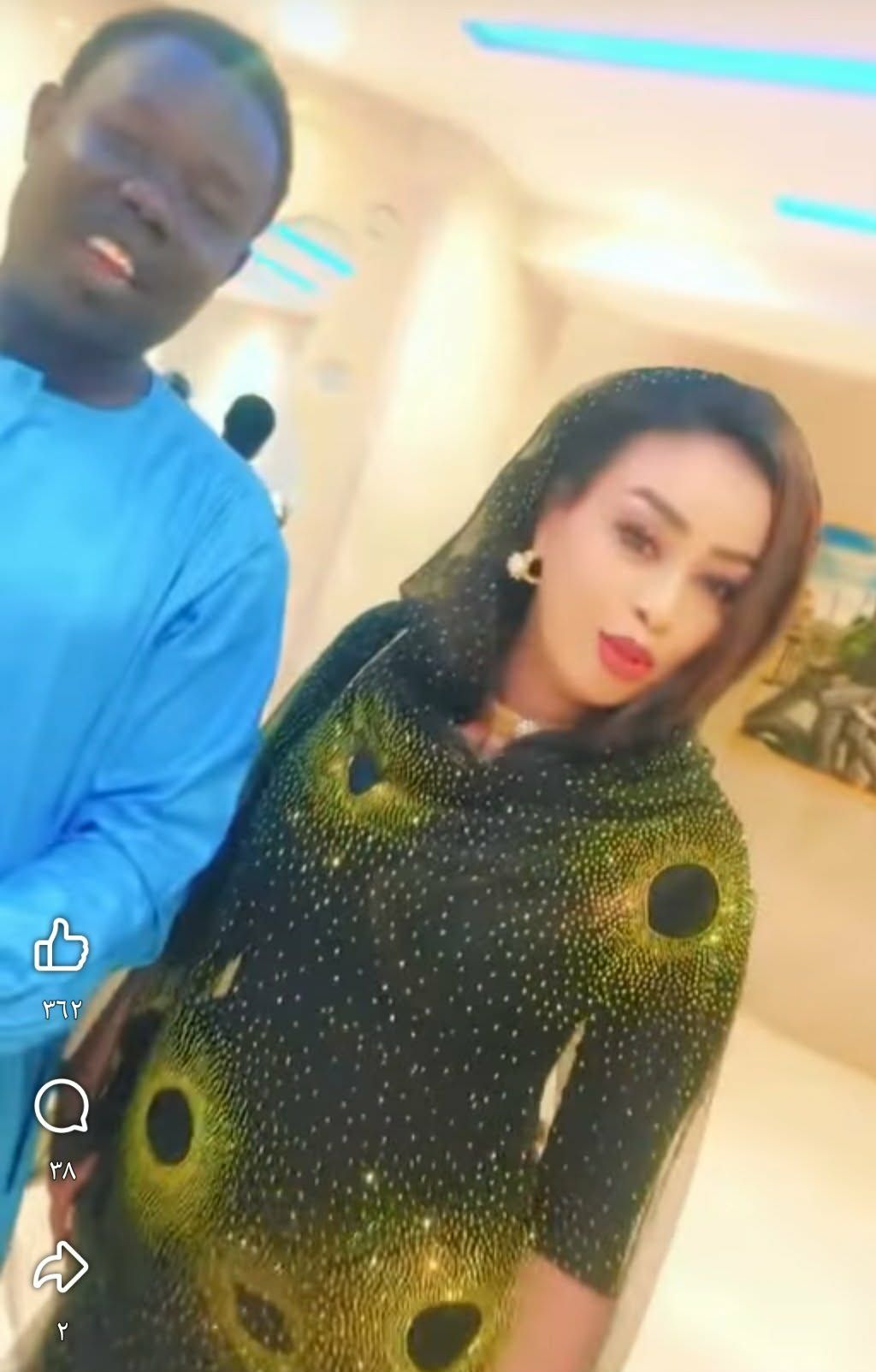 شاهد بالصورة والفيديو.. مواطن جنوب سوداني يتغزل في الفنانة إيمان الشريف لحظة وصولها “جوبا”: (يا حلوة يا جميلة) والمطربة تتجاوب بالضحكات