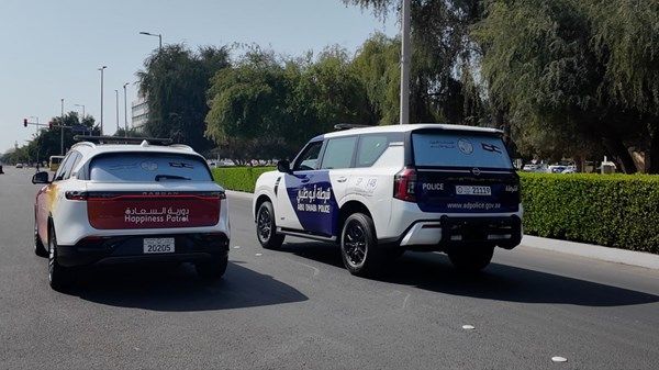 شرطة أبوظبي تزين دورياتها احتفاءً بأسبوع العلاقات الإماراتية الكويتية