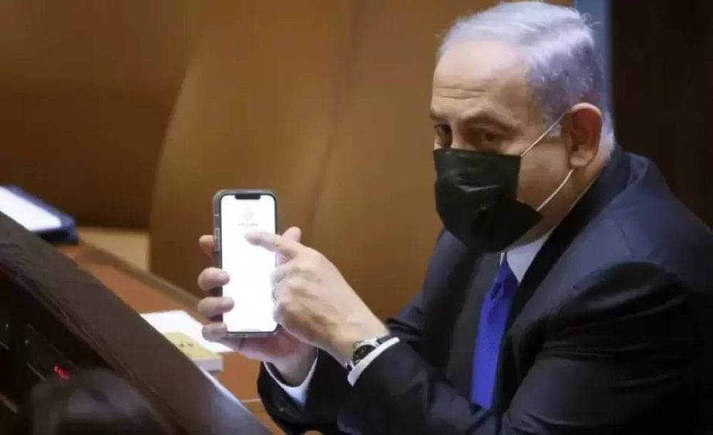 خوفا من الاختراق.. نتنياهو يغطي كاميرا هاتفة بلاصق