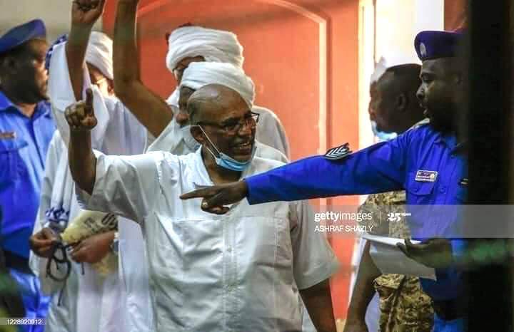 وزير الداخلية يعلن إعادة القبض على معظم المحكومين من بينهم الرئيس السابق عمر البشير