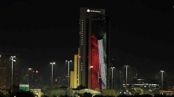 أبرز معالم أبوظبي الأيقونية تضيء بألوان علمَي الإمارات والكويت