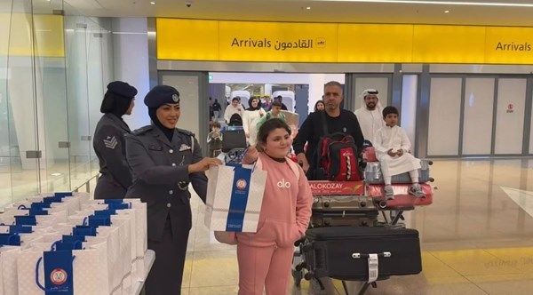 شرطة أبوظبي تستقبل الأشقاء الكويتيين بالهدايا والورد بـ«مطار زايد الدولي»
