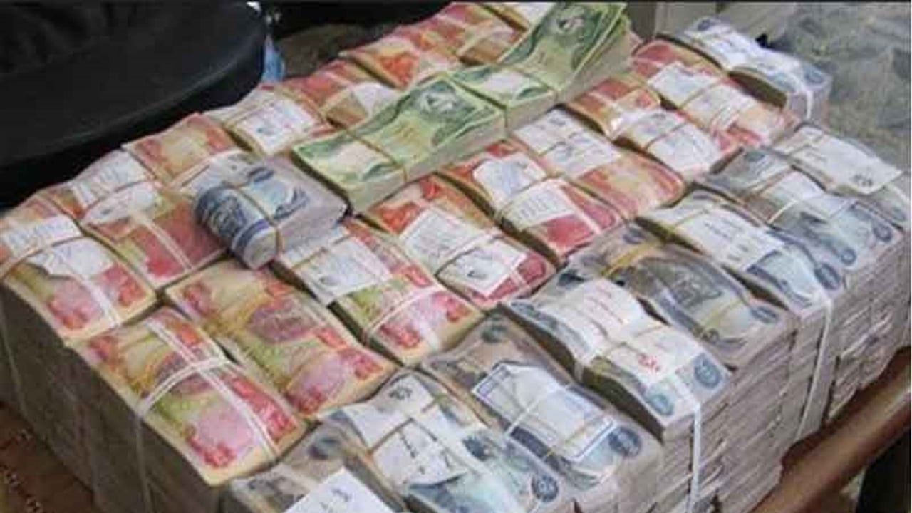 دفع بالتقسيط.. العراقيون يواجهون نقاش الفضاء السياسي بسؤال واحد: "وين الرواتب؟"