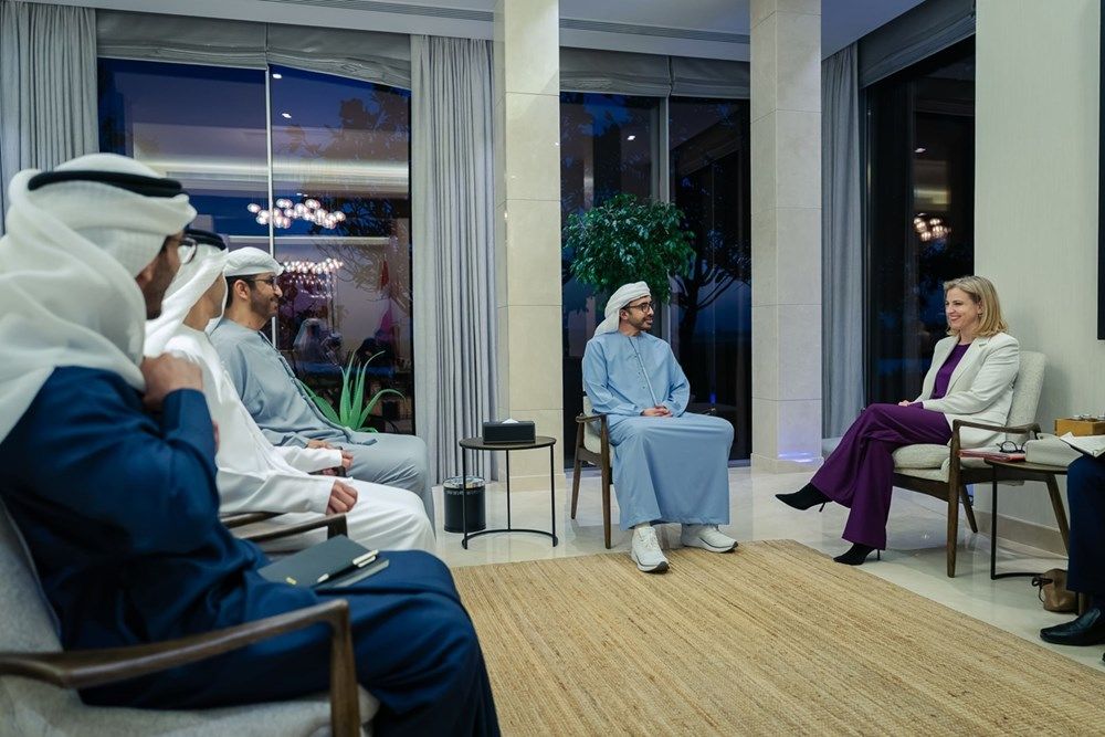 عبدالله بن زايد يستقبل الوزيرة الاتحادية للشؤون الأوروبية والدولية في النمسا