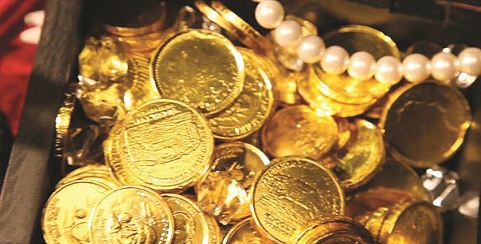 شاهد بالفيديو.. قام بدفنها تحت الأرض.. رجل سوداني يضرب أروع الأمثال في الوفاء وحفظ الأمانة ويعيد لجيرانه مجوهرات ذهبية ثمينة قاموا بحفظها معه قبل نزوحهم