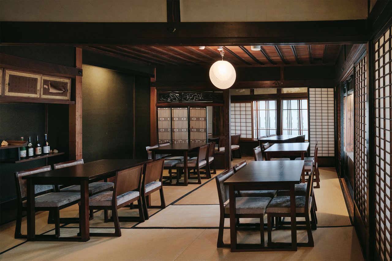 اليابان | قهوة بنكهة الماضي: تجربة محلية في كافيه على ضفاف النهر في اليابان