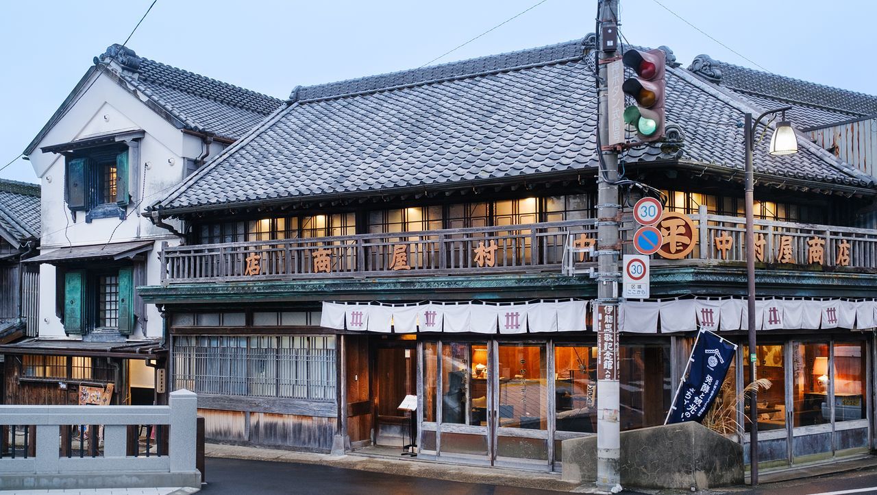 اليابان | قهوة بنكهة الماضي: تجربة محلية في كافيه على ضفاف النهر في اليابان