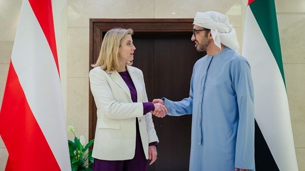 عبدالله بن زايد يستقبل الوزيرة الاتحادية للشؤون الأوروبية والدولية في النمسا