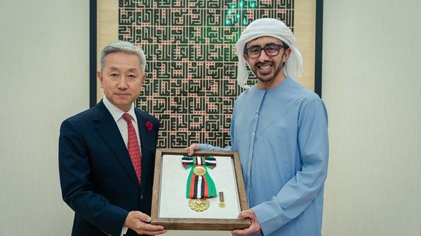 رئيس الدولة يمنح السفير الصيني وسام زايد الثاني من الطبقة الأولى