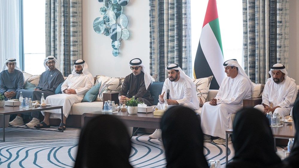 حمدان بن زايد يستقبل هزاع بن زايد في برزة قصر الظنة