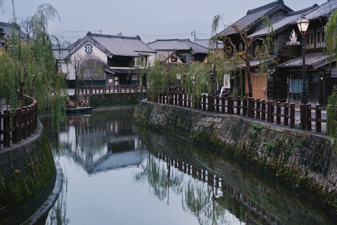 اليابان | قهوة بنكهة الماضي: تجربة محلية في كافيه على ضفاف النهر في اليابان