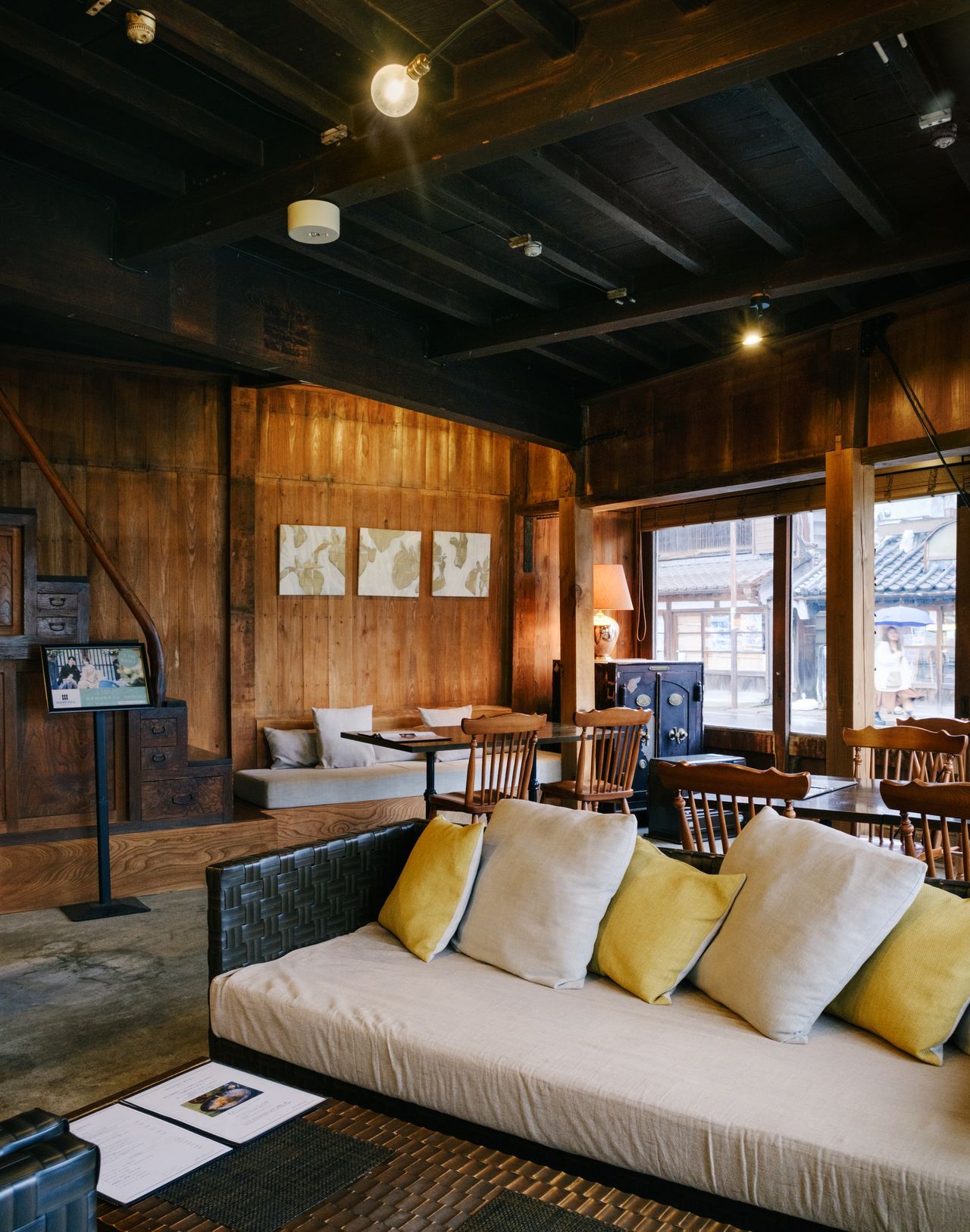 اليابان | قهوة بنكهة الماضي: تجربة محلية في كافيه على ضفاف النهر في اليابان