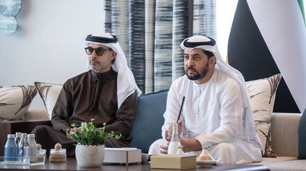حمدان بن زايد يستقبل هزاع بن زايد في برزة قصر الظنة