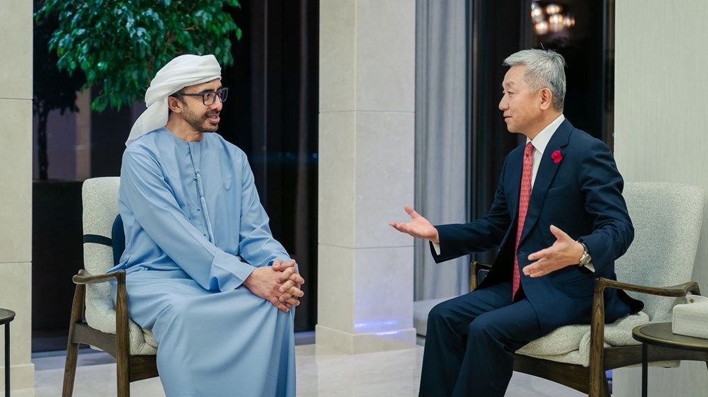 رئيس الدولة يمنح السفير الصيني وسام زايد الثاني من الطبقة الأولى