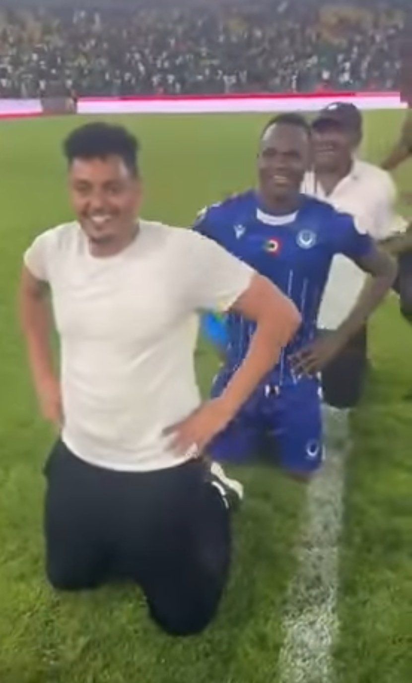 شاهد بالصورة والفيديو.. نائب رئيس نادي الهلال يثير الجدل برقصات مثيرة مع محترف الفريق داخل أرضية الملعب احتفالاً بالفوز على صن داونز وساخرون: (هذا المنصب جلس عليه عظماء)