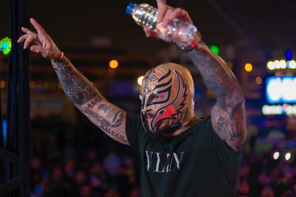 مواجهات مصارعة “سماك داون” تشعل أجواء الرياض قبل مواجهات “رويال رامبل” التاريخي