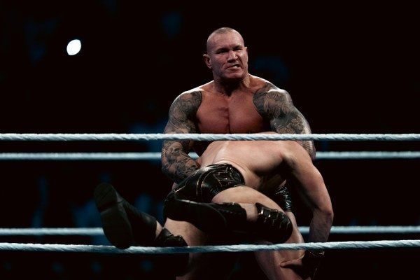 مواجهات مصارعة “سماك داون” تشعل أجواء الرياض قبل مواجهات “رويال رامبل” التاريخي