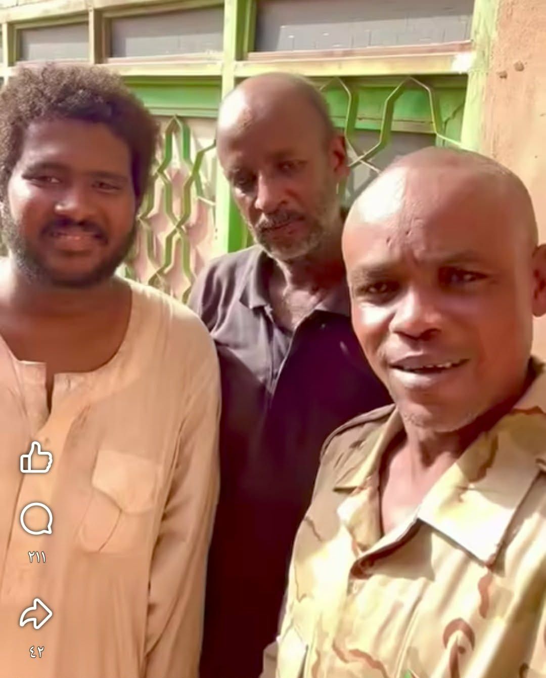 شاهد بالصورة والفيديو.. إبراهيم بقال ينشر مقطع يوثق لحظة إطلاقه سراح أسرى مدنيين من معتقلات الدعم السريع