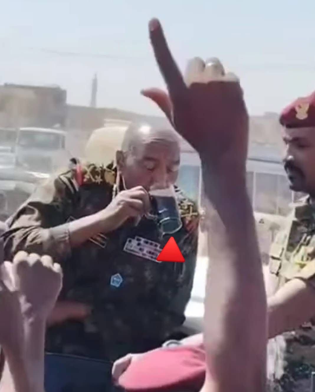 شاهد بالصور والفيديو.. رئيس مجلس السيادة “البرهان” يكسر “البروتوكول” ويشرب “كوب” من “العرديب” أهداه له مواطن خلال موكب حاشد بالخرطوم