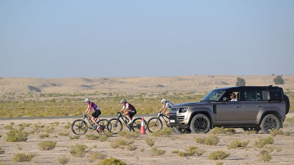 محمد بن راشد يشهد جانباً من ختام سباق السيدات الصحراوي ضمن منافسات بطولة السلم للدراجات الهوائية