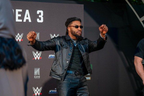 مواجهات مصارعة “سماك داون” تشعل أجواء الرياض قبل مواجهات “رويال رامبل” التاريخي