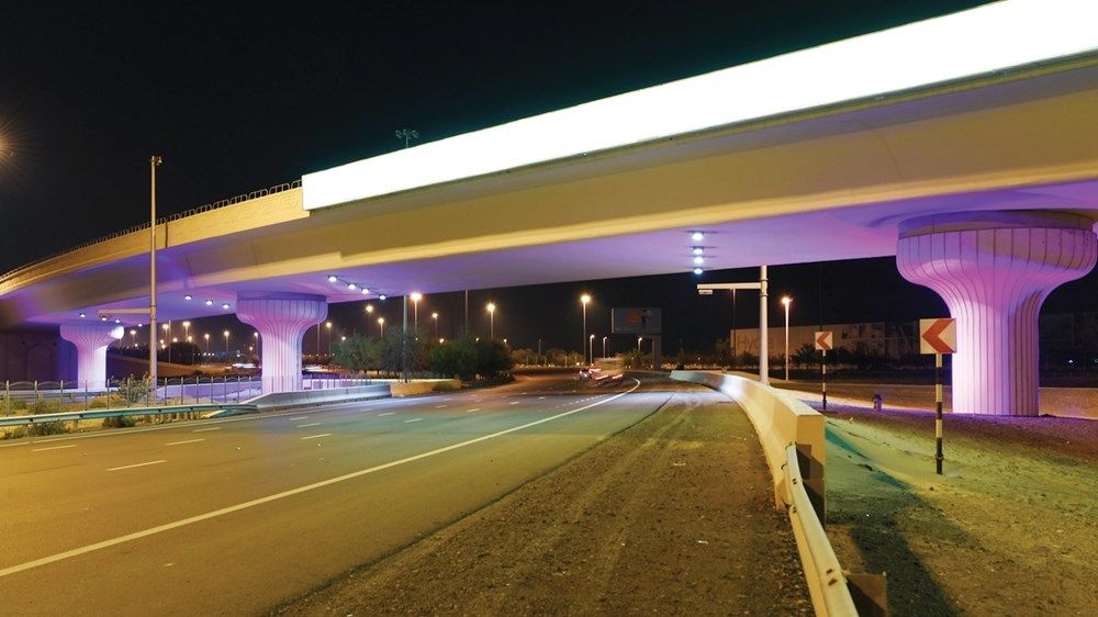 إنارة ذكية تزيّن جسور المشاة والمركبات في أبوظبي