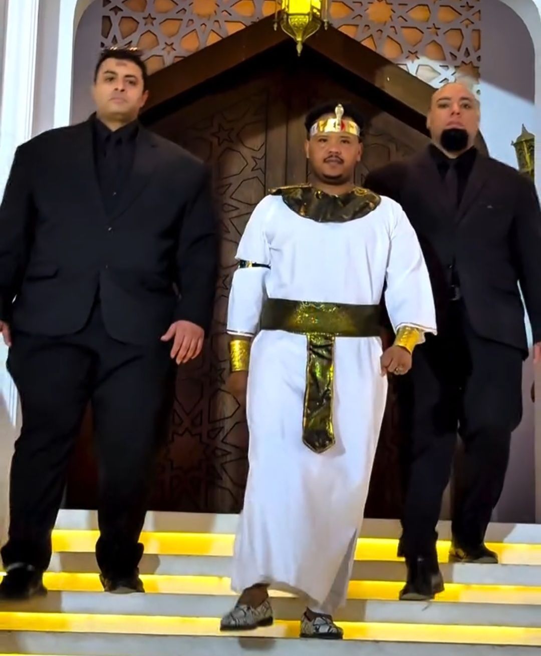 شاهد بالصورة والفيديو.. مطرب سوداني يثير ضجة إسفيرية واسعة ويعرض نفسه لسخرية الجمهور بعد ظهوره في “كليب” بزي الفراعنة القدماء وساخرون: (فرعون كان عنده بودي قادر؟)