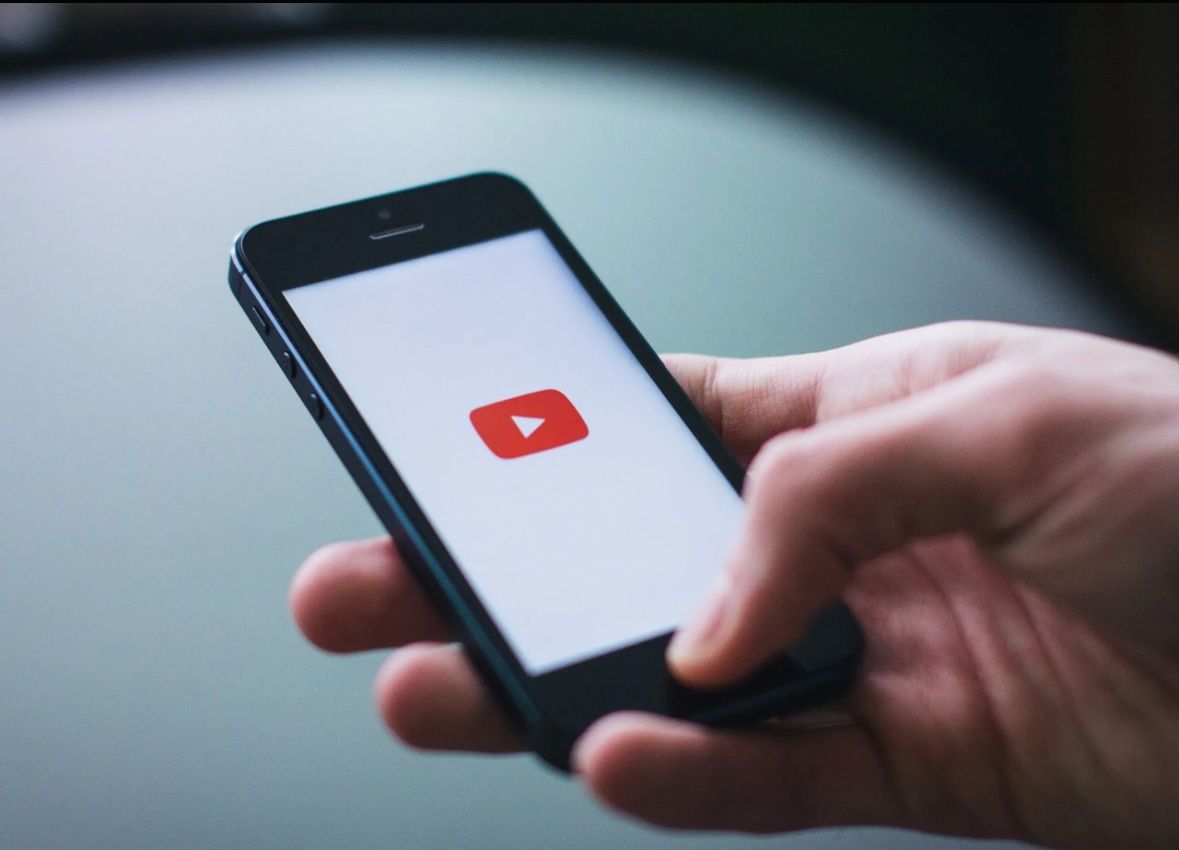 تكنولوجيا: يوتيوب يُغلق الثغرات ويجعل تشغيل الفيديو في الخلفية حصريًا لمشتركي Premium