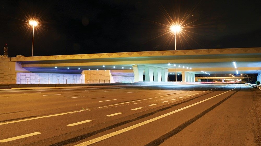 إنارة ذكية تزيّن جسور المشاة والمركبات في أبوظبي