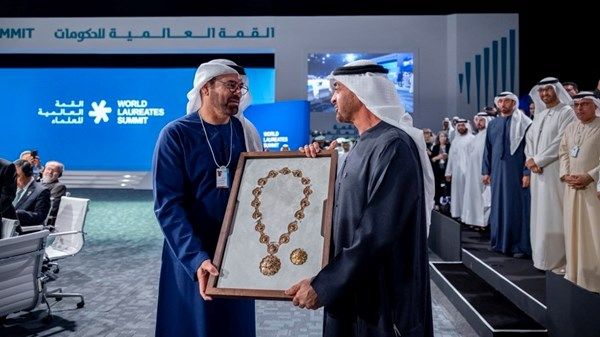 حمدان بن محمد يهنئ محمد القرقاوي لتكريمه بوسام الاتحاد