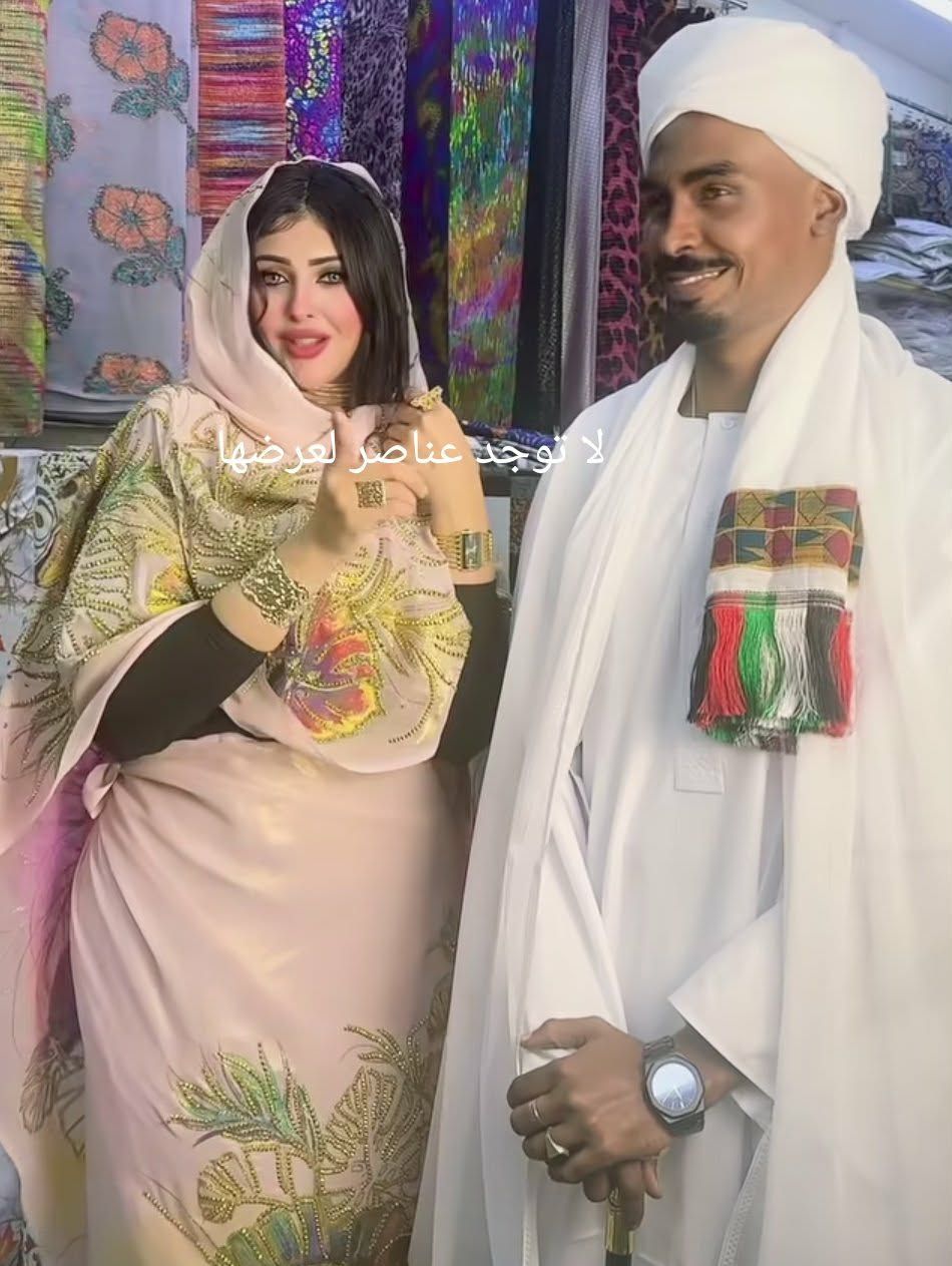 شاهد بالفيديو.. بالثوب السوداني الأنيق.. عارضة أزياء مصرية ترقص مع شاب سوداني وتؤكد على قوة العلاقة بين البلدين بأغنية: (الما بحبونا زالبكرهونا يموتوا زعلانين)