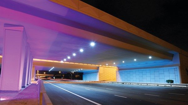 إنارة ذكية تزيّن جسور المشاة والمركبات في أبوظبي