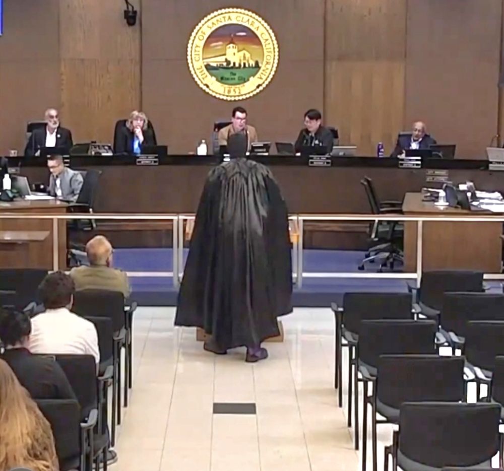 لماذا ظهر باتمان في مجلس كاليفورنيا