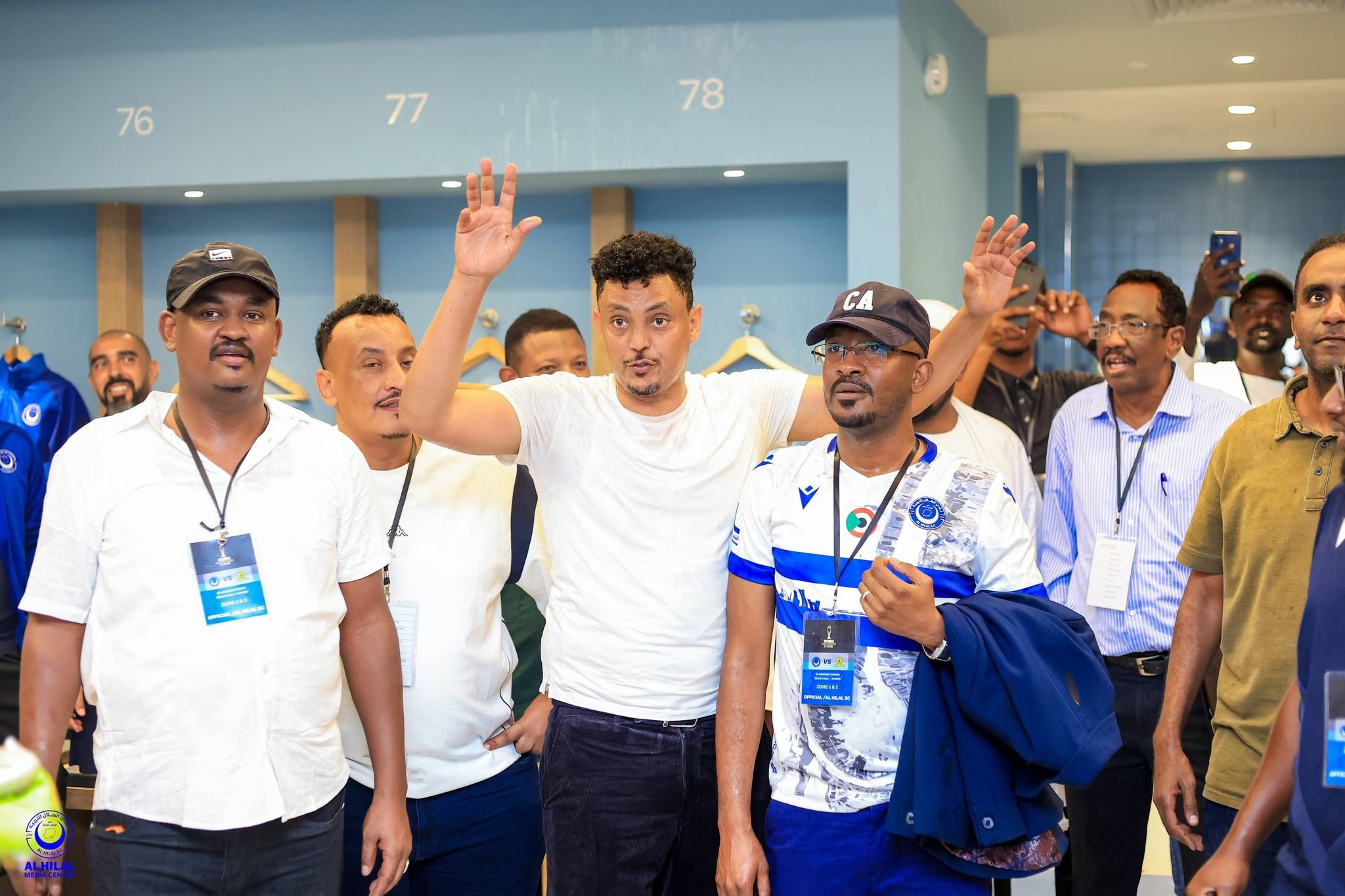 شاهد بالصورة والفيديو.. بعد مكالمة هاتفية جمعت والده بنائب رئيس النادي.. الهلال يجدد عقد “دينمو” خط الوسط حتى 2029 وسط احتفال زملائه