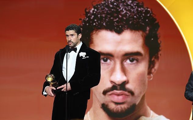 في غرامي ٢٠٢٦… باد باني يذرف الدّموع ويوجّه رسالة ناريّة ضدّ سياسات الهجرة.