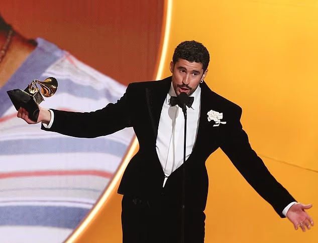 في غرامي ٢٠٢٦… باد باني يذرف الدّموع ويوجّه رسالة ناريّة ضدّ سياسات الهجرة.