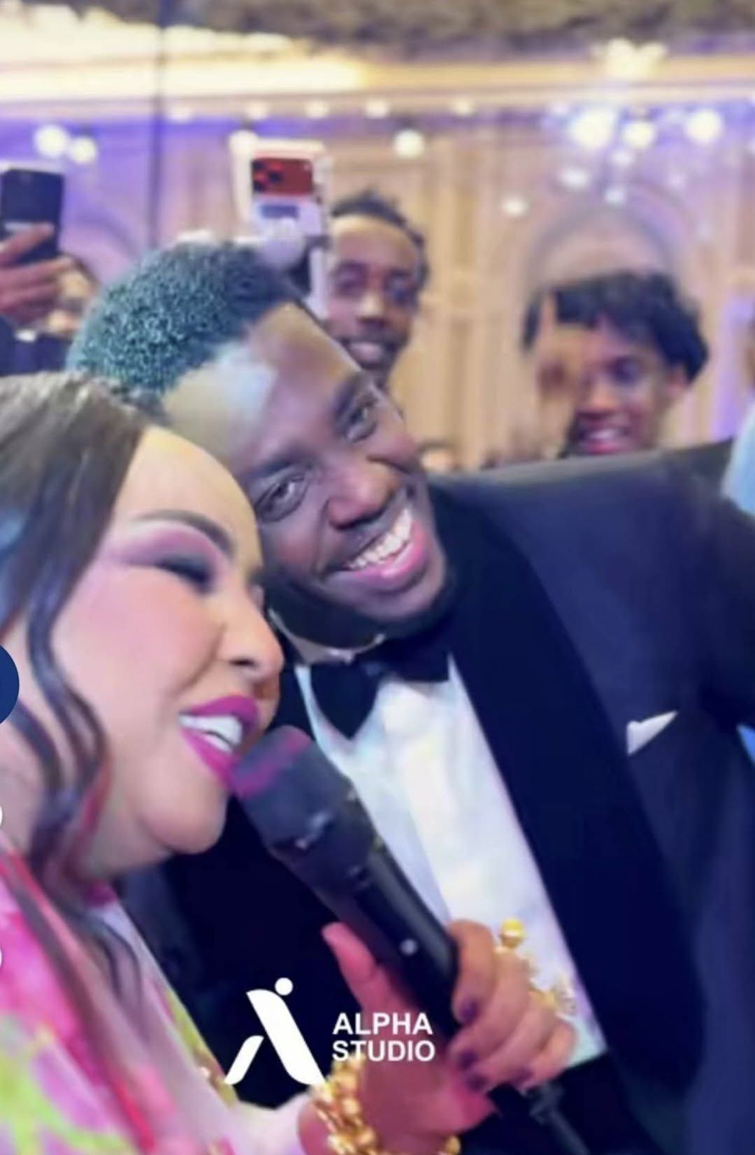 بالفيديو.. السلطانة باركت له الزواج بالأحضان.. العريس مأمون سوار الدهب يدخل في وصلة رقص هستيرية مع الفنانة هدى عربي ويشكرها: (الله يديك العافية يا هدهد)